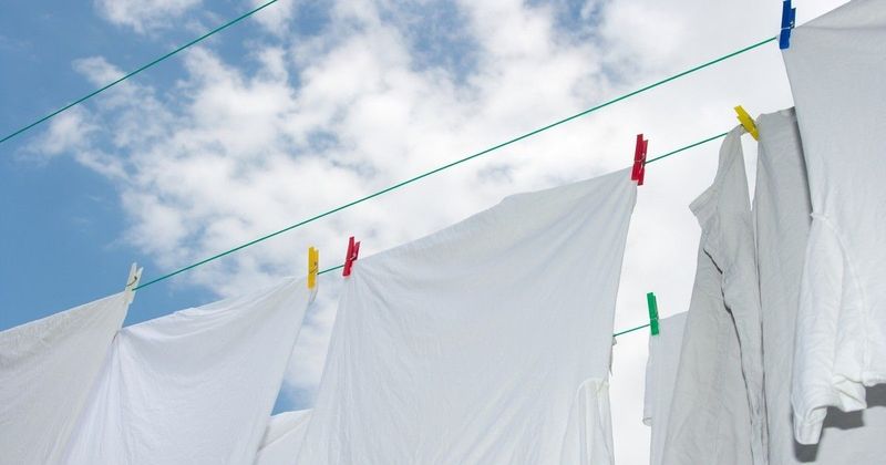 Egy egyszerű módszerrel ragyogóbbak lehetnek a ruhák, mint valaha