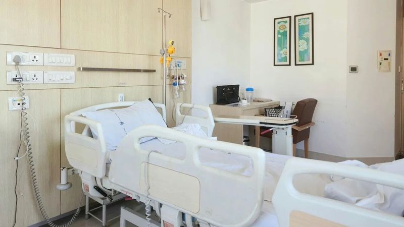 Az ismert színész családja aggódik, újabb fordulat jöhet a kórházban