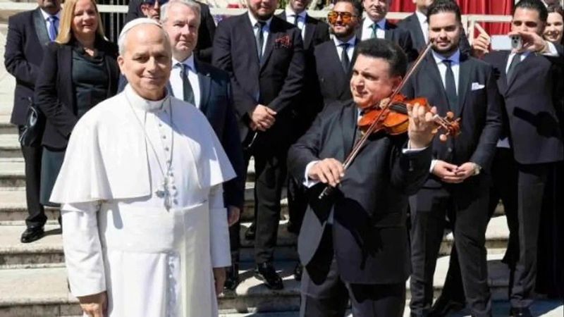 Az ismert hegedűművész különleges gesztussal lepte meg a pápát, a béke jegyében