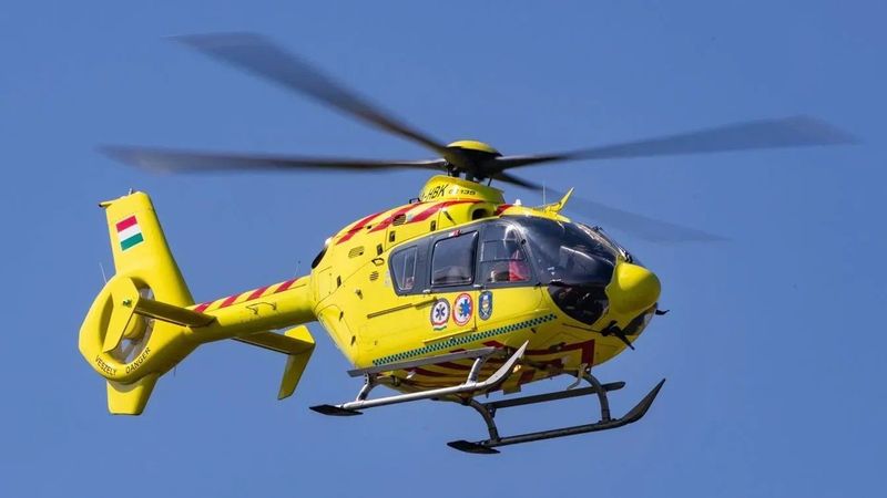 Mentőhelikopter szállt le az óvodánál, egy kisgyermek életéért küzdöttek