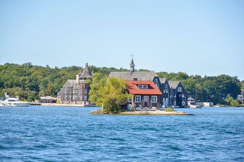 Elképesztő: A világ legkisebb lakott szigete, ahol csak egy ház fér el!