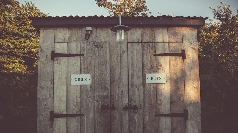 Egy turista órákig csapdába esett a nyilvános WC-ben, meglepő fordulat a mentésnél