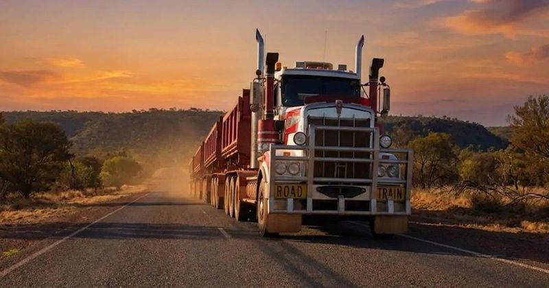 Országúti óriások: Hogyan irányítanak 200 tonnás fémhullámokat a sofőrök?