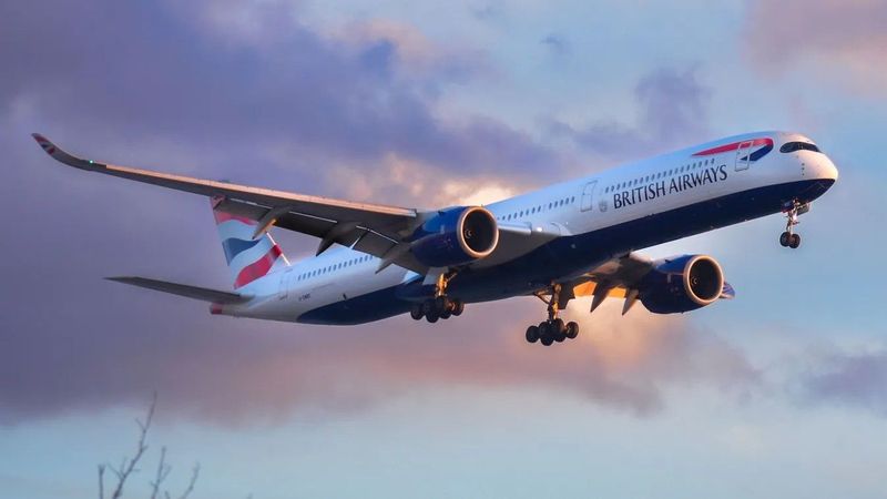 Sorban állásból indult a balhé, végül rendőrök vitték el a légiutas-kísérőt