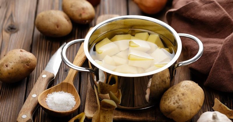 A krumpli főzésének titka: egy csepp ebből, és minden megváltozik!