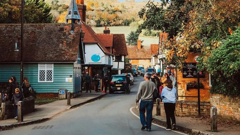 Egy különös jövevény miatt aggódik a kertváros, senki nem tudja, meddig tart a felfordulás