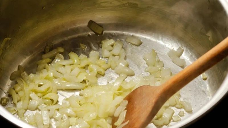 Gordon Ramsay felfedi: így tüntesd el örökre a hagymaszagot otthonodból!