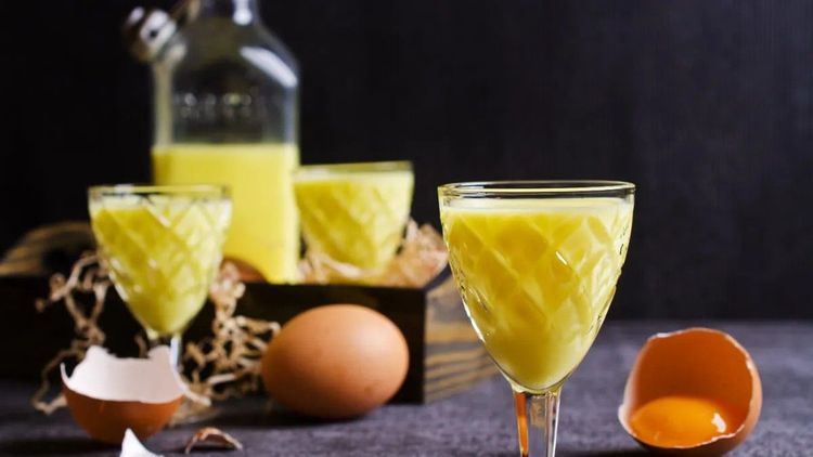 Fedezd fel a nagyi titkos tojáslikőrjének varázsát: egy korty múltidézés!