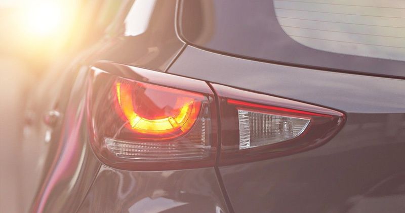 Autósok, figyelem! Júliustól kötelező az új villogó féklámpa az EU-ban