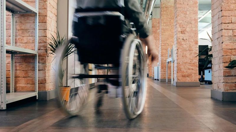 Egy fiatal férfi élete egy esküvő után fordult tragikusra, ritka betegség miatt veszítette el a mozgását