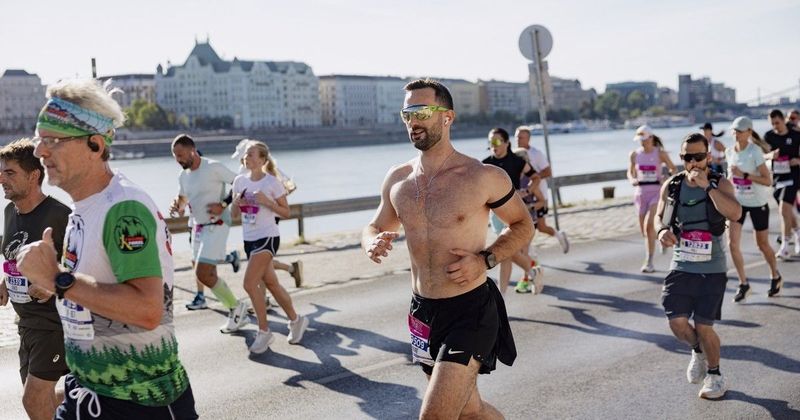 Palóc André nem várt húzással hívta fel magára a figyelmet a félmaratonon: a politikus mezítlenc futása mögött komoly üzenet rejtőzik