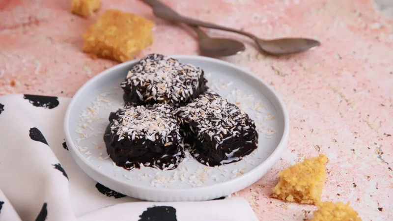 Felejtsd el a hagyományos kókuszkockát: íme a csokis csoda!