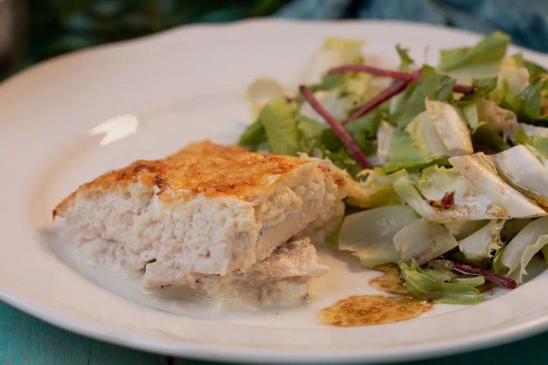 Varázslatos vacsora 30 perc alatt: tejfölös-füstölt sajtos csirkemell recept