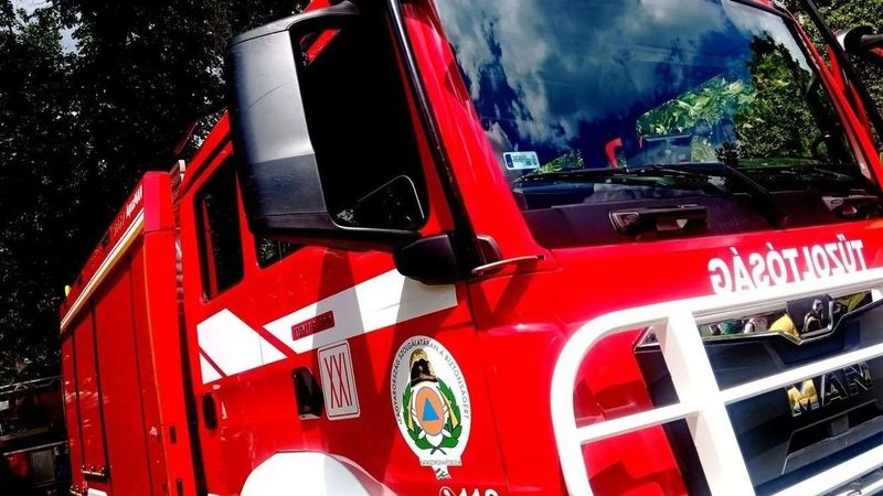 Lángoló pince miatt riasztották a tűzoltókat, egy ember életéért is küzdeni kellett a hetedik kerületben