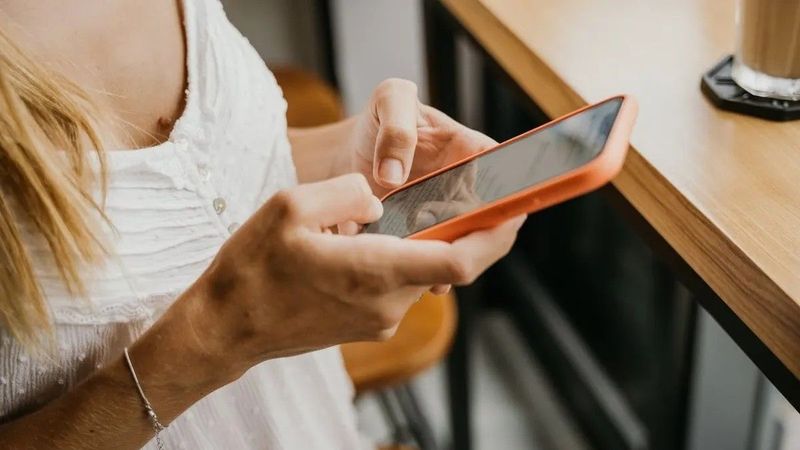 A telefonod tartása sokat elárul rólad, pszichológusok szerint erre figyelj
