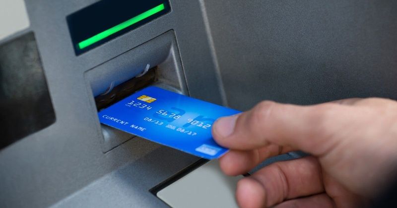 Veszély leselkedik az ATM-eknél: Így óvd meg bankkártyádat!