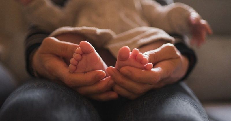 Az anyaság legnehezebb döntése: amikor a gyermek már csecsemőként kamaszodik, minden egyetlen lépésen múlhat