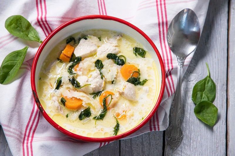 Felejtsd el a hagyományos húslevest: Sajtkrémes csirkeleves, amit imádni fogsz!