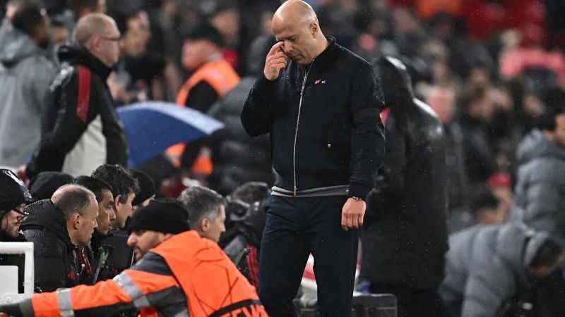 Súlyos sérülés árnyékolta be a rangadót, aggódnak az ismert focistáért