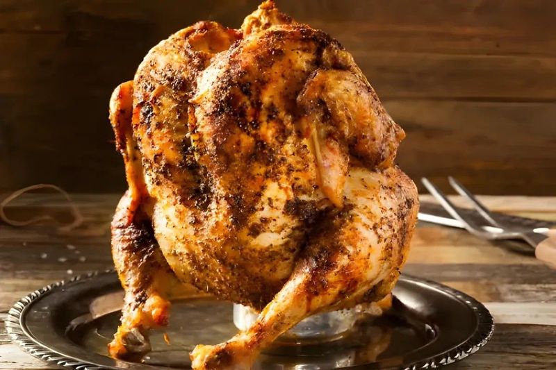 Főzz úgy, mint egy profi: ropogós csirke sörösdobozon – a titkos recept!