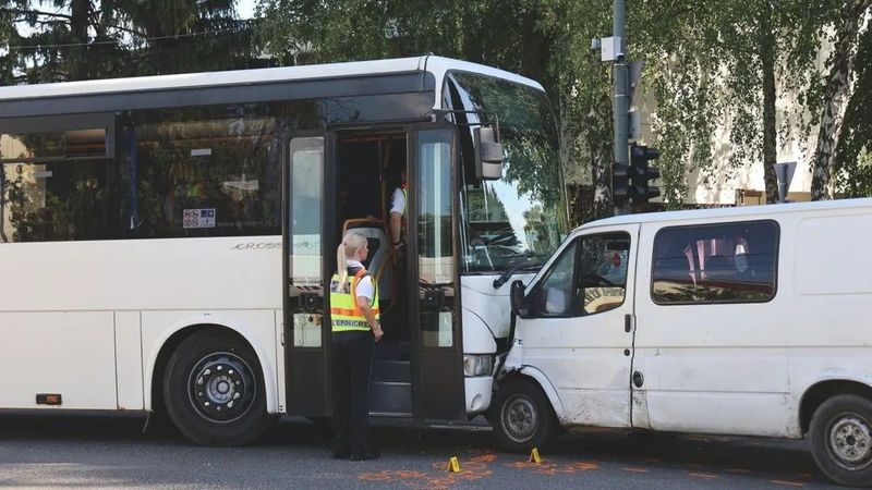 Gyerekeket érintő buszbaleset rázta meg a várost, sokan kerültek kórházba
