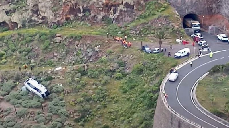 Turistabusz zuhant a mélybe, a vizsgálat újabb részleteket hozhat felszínre