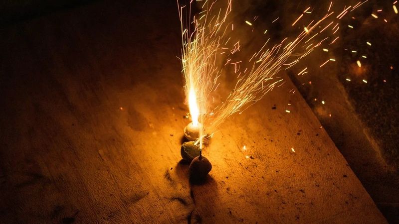 Váratlan felfedezés takarítás közben, az egész környék életét felborította a nő lépése