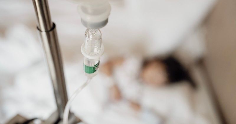 Az ismert énekesnő kórházba került, rajongói aggódva várják a fejleményeket