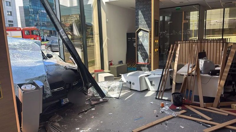 Bankfiókba rohant egy autó, a helyszínen mentők és rendőrök intézkedtek