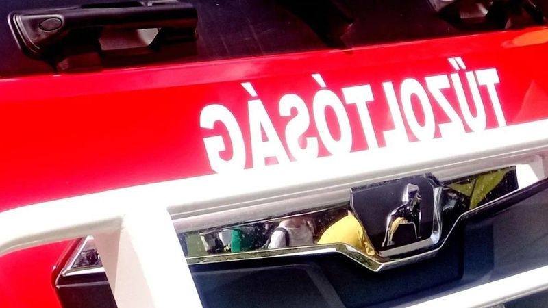 Turistabusz okozott káoszt a Hősök terén, négy autó is összetört
