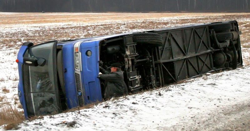 Hóvihar káosz: 16 busz csúszott árokba Nyugat-Magyarországon!
