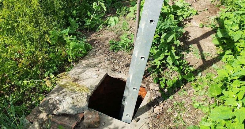 Egy pillanatnyi figyelem, és a mindennapok hőse lehetett volna: hogyan fordulhatott ilyen szerencsésre egy idős asszony aknába zuhanása?