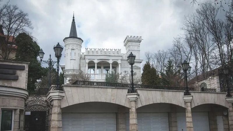 Elképesztő luxusban élt az ismert vállalkozó, most bárkié lehet a fényűző palota