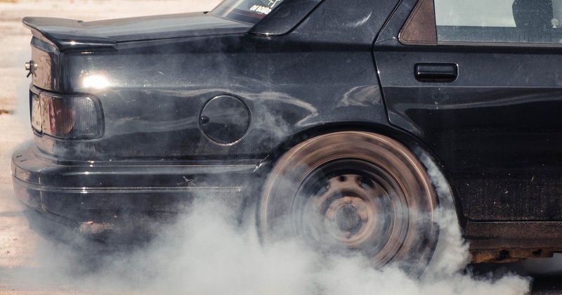 A 67 éves nagymama ittas driftelése a bíróság előtt megbotránkoztatta a várost – így lett a pázsitból versenypálya egyetlen este alatt