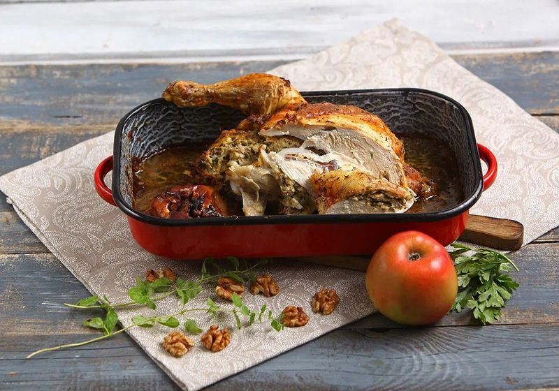 Ínycsiklandó ünnepi csoda: sült töltött csirke mézes almával