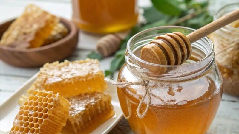 Felejtsd el a gyógyszertárat: A méz titkos ereje a megfázás ellen!