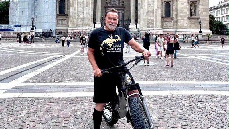Ezért vette üldözőbe Arnold Schwarzenegger Sebestyén Balázst – különös fordulat egy váratlan találkozásban
