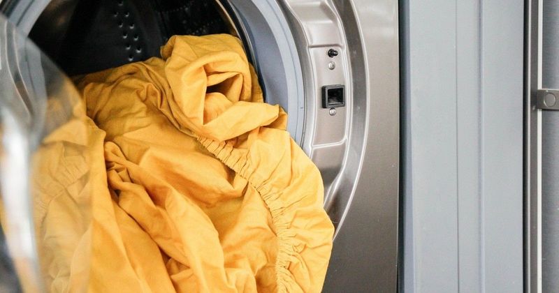 Egy apró trükk a lepedőkkel, ami teljesen megváltoztatja a mosás eredményét