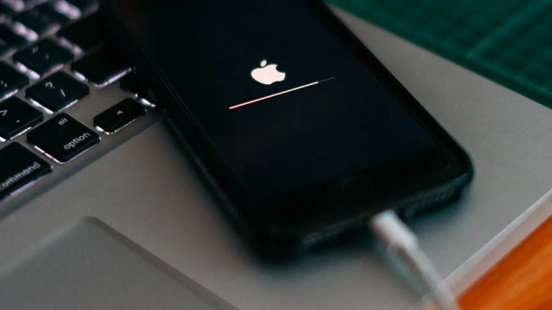 Az új iPhone modelleknél váratlan gond merült fel, sokan aggódnak a lemerülés miatt
