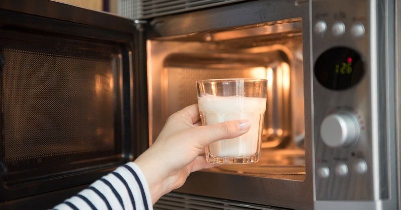 Ne kockáztass: a mikróban melegített tej és víz rejtett veszélyei