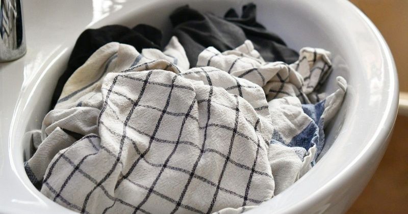 Konyharuhák makacs foltjai végleg eltűnhetnek: egy filléres este, és reggel új életre kel a textil