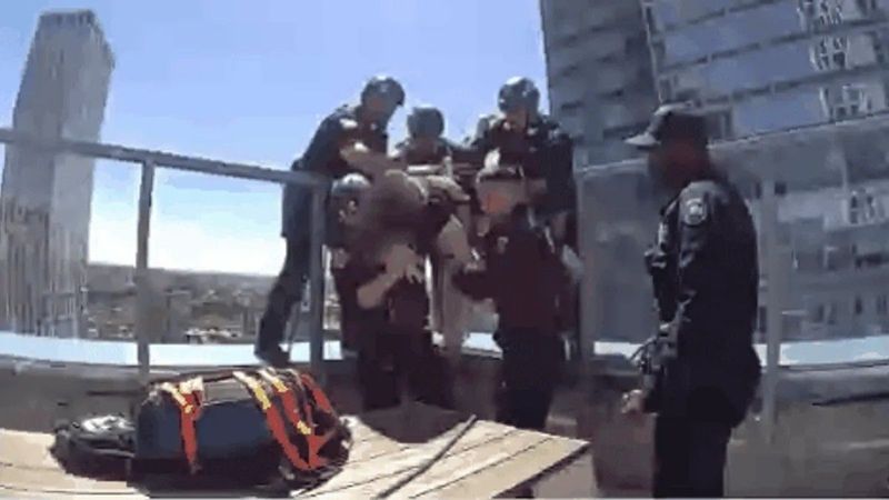  Drámai videón az életmentés: a felhőkarcolón készülhetett az öngyilkosságra egy nő 