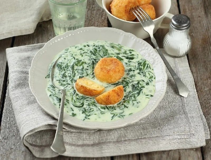 Főzz úgy, mint egy profi: tejszínes spenótfőzelék sajtgolyóval - a család kedvence lesz!