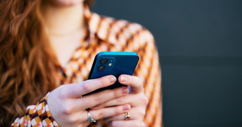 Rejtett digitális kémek a zsebedben: A színes pont, ami mindent elárul!