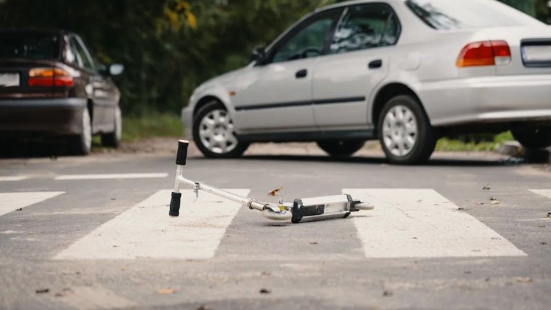 Az út közepén történt baleset után a szülők is aggódhatnak az elektromos rollerek miatt