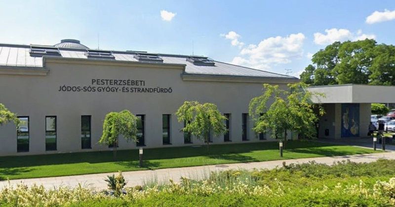 Hirtelen csapott le a porördög a pesterzsébeti strandon – súlyos napernyő repült, többen megsérültek a víz mellett