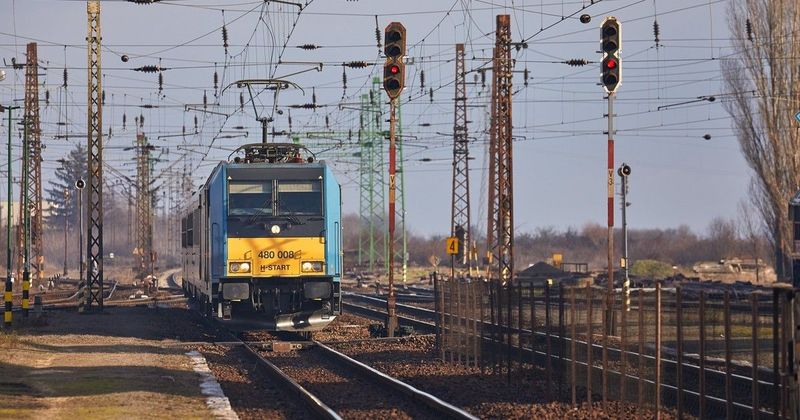 Isaszegi dráma: autó a síneken, de csodával határos módon senki sem sérült meg