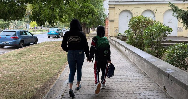 Aggódó szülők Bicskén: a nap, amikor mindenki féltéken nézett körbe az iskola előtt