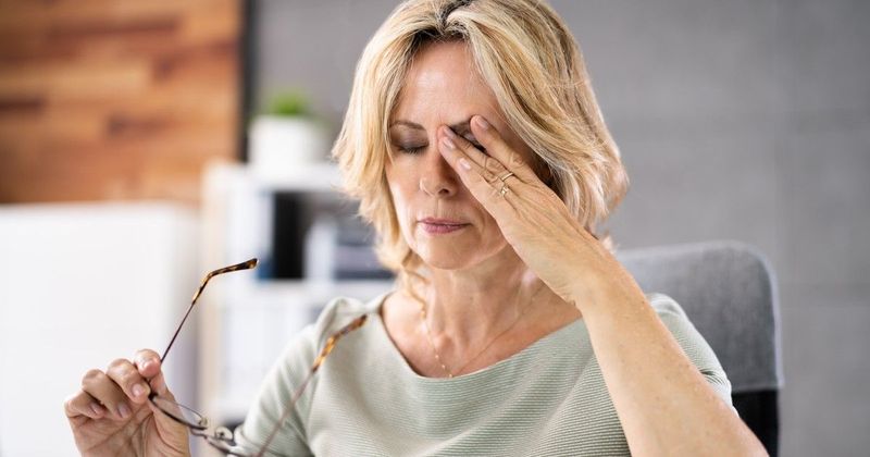 Folyton fáradt vagy és nem érzed magad a régi önmagadnak? Egy gyakori vitaminhiány lehet a ludas: így befolyásolhatja a mindennapjaidat az „agyi köd” megjelenése