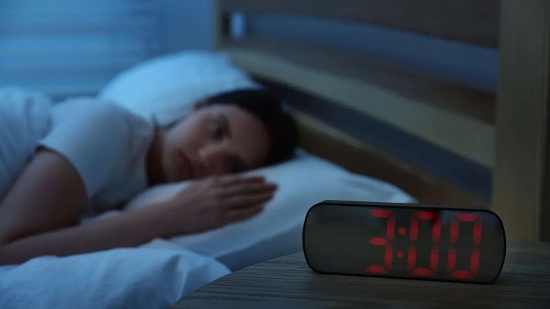 Hajnali ébredések okai: mit jelent, ha rendszeresen felriadunk az éjszaka közepén?